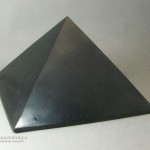 Пирамида из шунгита полированная