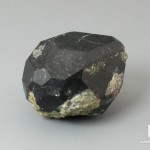 Шпинель черная, кристалл 3х2,6х2,1 см