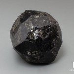 Альмандин (гранат), кристалл 4,7х4,6х4,4 см