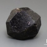 Альмандин (гранат), кристалл 4,4х4х3 см