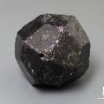 Альмандин (гранат), кристалл 3,5х3 см