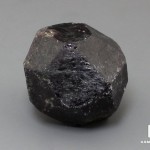 Альмандин (гранат), кристалл 3х3 см