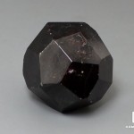 Альмандин (гранат), приполированный кристалл 3 см
