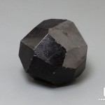 Альмандин (гранат), приполированный кристалл 2,5-3 см